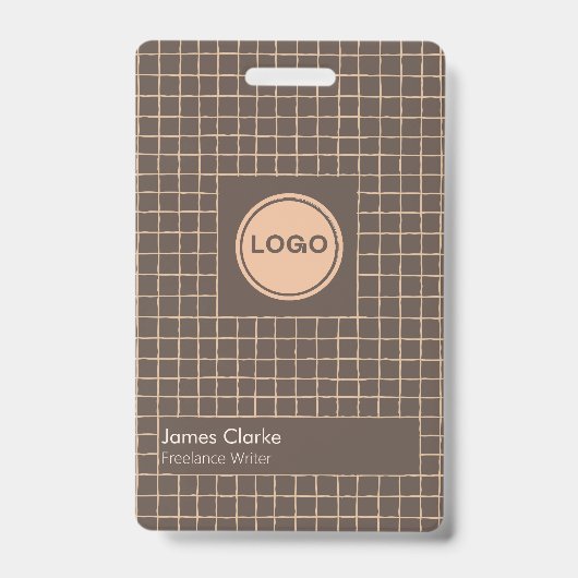 繊細な茶色のクリーミーなパタ市松模様にーン（ロゴ付き） バッジ (正面)