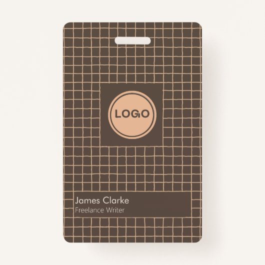 繊細な茶色のクリーミーなパタ市松模様にーン（ロゴ付き） バッジ (正面)