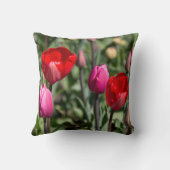 繊細な赤と紫のチューリップのポスター クッション (裏面)
