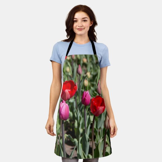 繊細な赤と紫のチューリップ エプロン (着用した状態)