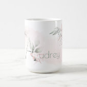 繊細な赤面ピンクローズモノグラム文字A コーヒーマグカップ (中央)