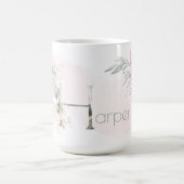 繊細な赤面ピンクローズモノグラム文字H コーヒーマグカップ (中央)