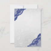 繊細な銀のレースとネイビーブルーのコーナーレースが特徴のエレガントなデザイン。 ソフトホワイトの優雅 招待状 (裏面)