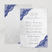 繊細な銀のレースとネイビーブルーのコーナーレースが特徴のエレガントなデザイン。 ソフトホワイトの優雅 招待状 (正面/裏面)