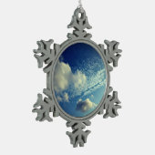 繊細な雲の散在 スノーフレークピューターオーナメント (左)