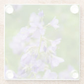 繊細な青い花が春の緑の野原に咲いている ガラスコースター (裏面)