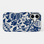 繊細な青い花の模様が明るい背景に iPhone 16ケース (裏面横)