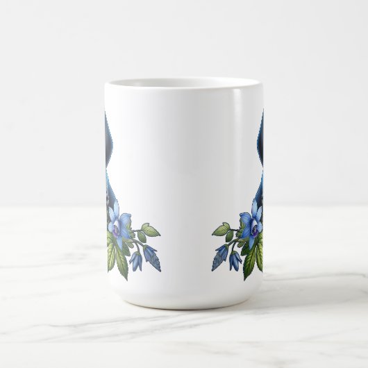繊細な青い花を持つ青いダニの犬の子犬 コーヒーマグカップ (中央)