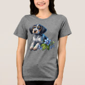 繊細な青い花を持つ青いダニの犬の子犬 トライブレンドＴシャツ (正面)