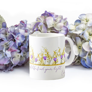 繊細な黄色と紫の花の引用文 コーヒーマグカップ