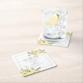 繊細な黄色の花とセージグリーンのSave the Date スクエアペーパーコースター (インサイチュ)