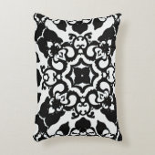 繊細な黒と白の模様のデシ付きクッション アクセントクッション (正面(垂直))