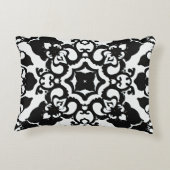 繊細な黒と白の模様のデシ付きクッション アクセントクッション (裏面)
