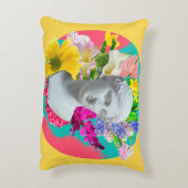 繊細。コラージュと石膏頭像の孤立像 アクセントクッション (裏面(縦))