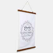 繊細 ニュートラル フラワーズ リーディング 眼鏡 ロゴ 吊り下げ型タペストリー (傾斜あり)