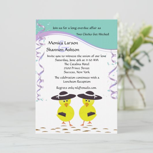 繋がれたレズビアンの結婚式の招待を得ている2羽のひよこ 招待状 (スタンド正面)