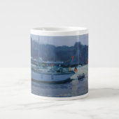 繋ぎ止められたヨットの夕方 ジャンボコーヒーマグカップ (正面)