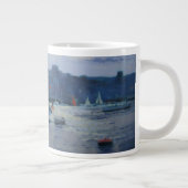 繋ぎ止められたヨットの夕方 ジャンボコーヒーマグカップ (右)