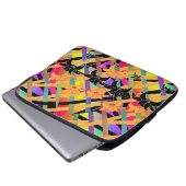 織り交ぜられた花模様 ラップトップスリーブ (正面下部)