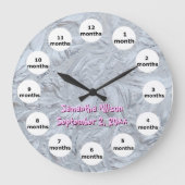 織り目加工のガラスピンクの写真12か月のベビー ラージ壁時計 (正面)