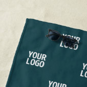 繰り返しイメージ、デザイン、またはロゴ | 濃い青（緑） ビーチタオル (インサイチュ)