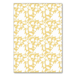 繰り返しモチーフのパターンを持つ黄色い絨毯 テーブルナンバー