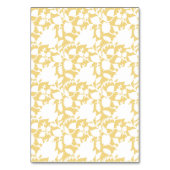 繰り返しモチーフのパターンを持つ黄色い絨毯 テーブルナンバー (正面)