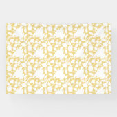 繰り返しモチーフのパターンを持つ黄色い絨毯 横断幕 (横)