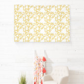 繰り返しモチーフのパターンを持つ黄色い絨毯 横断幕 (インサイチュ)