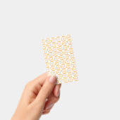 繰り返し模様のモモを持つ茶色とオレンジの絨毯 バッジ (手持ち)