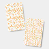 繰り返し模様のモモを持つ茶色とオレンジの絨毯 バッジ (正面＆裏面)