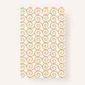 繰り返し模様のモモを持つ茶色とオレンジの絨毯 バッジ (正面)