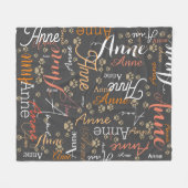 繰り返し色の名前と犬の足の許可ダークグレー フリースブランケット (正面(横))