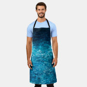 缶の上に海や海の波を描く油絵 エプロン (着用した状態)