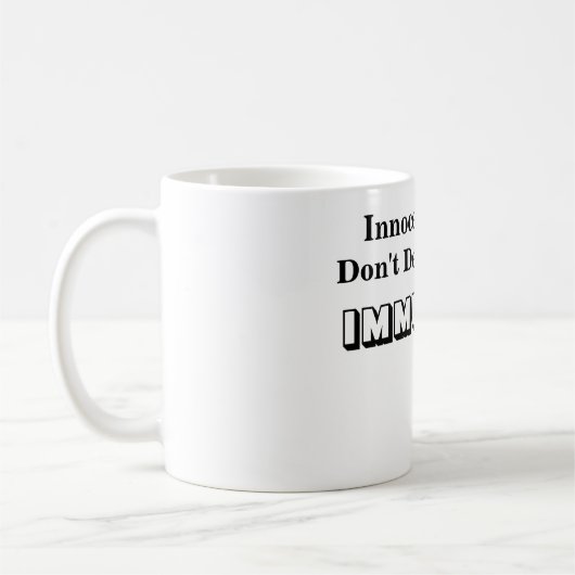 罪のない人は完全な免疫を要求しない コーヒーマグカップ (左)