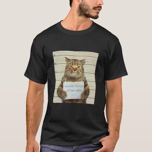 罪悪感を抱える猫が物を倒す 猫の飼い主 Tシャツ (正面)