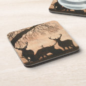置かれるアカシカの雄鹿のコースター コースター (左側)