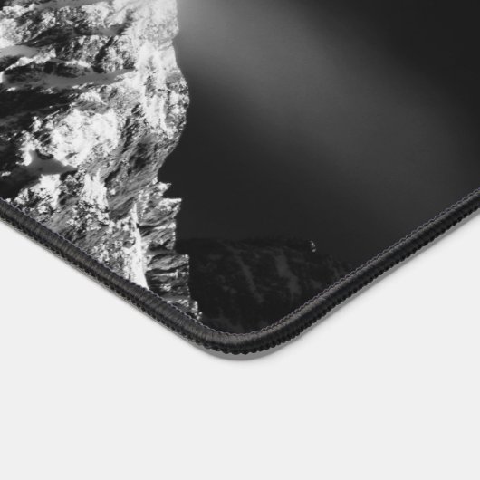 羅針星エンブレムモノグラムのドラマチックな山 デスクマット (コーナー)