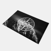 羅針星エンブレムモノグラムのドラマチックな山 ドアマット (アングル)