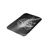 羅針星エンブレムモノグラムのドラマチックな山 バスマット (アングル)