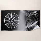 羅針星エンブレムモノグラムのドラマチックな山 ビーチタオル (正面)