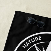 羅針星エンブレムモノグラムのドラマチックな山 ビーチタオル (インサイチュ)