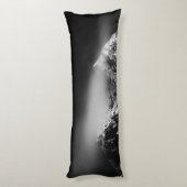 羅針星エンブレムモノグラムのドラマチックな山 ボディピロー (裏面 (縦))