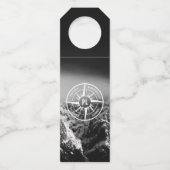 羅針星エンブレムモノグラムのドラマチックな山 ボトルネックタグ (正面)