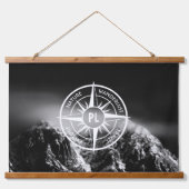 羅針星エンブレムモノグラムのドラマチックな山 吊り下げ型タペストリー (正面)