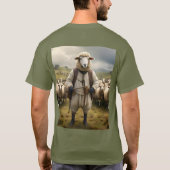 羊おもしろいのシェパードと羊の群れ Tシャツ (裏面)
