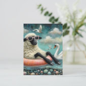 羊が白鳥と一緒に湖に浮かぶ ポストカード (スタンド正面)