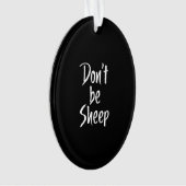羊になるな |ヒツジの贈り物に関するユーモア引用文 オーナメント (正面)
