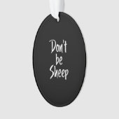 羊になるな |ヒツジの贈り物に関するユーモア引用文 オーナメント (正面)
