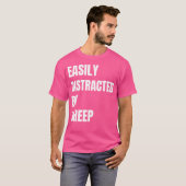 羊に気を取られおもしろいる Tシャツ (正面フル)